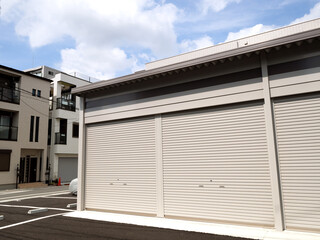 シャッター付きのガレージ