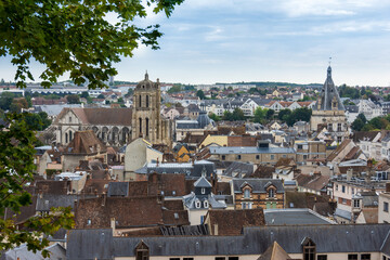 Vue générale du centre de la ville de Dreux, France, avec l'église Saint-Pierre et la tour du...
