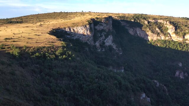 vol de drone au dessus d'une falaise