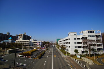 日本の大阪のポートタウンの町並みと幹線道路