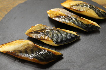 ワイングラスに入ったカットされたパイナップル