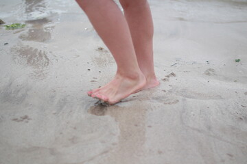 맨발로 해안가를 걷는 여자