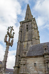 Commana. Eglise Saint-Derrien et calvaire de l'enclos paroissial. Finistère. Bretagne	