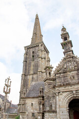 Fototapeta na wymiar Commana. Eglise Saint-Derrien et calvaire de l'enclos paroissial. Finistère. Bretagne 