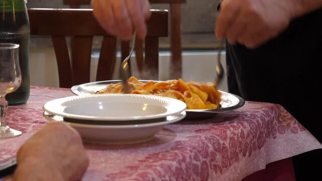 piatto di fettuccine al sugo mangiato con gusto