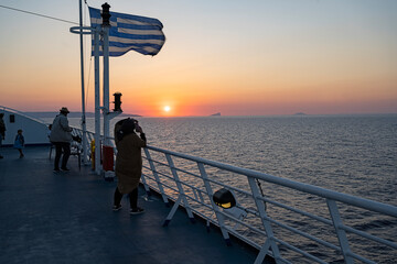 Schifffahrt bei Sonnenuntergang, Ägäis, Griechenland