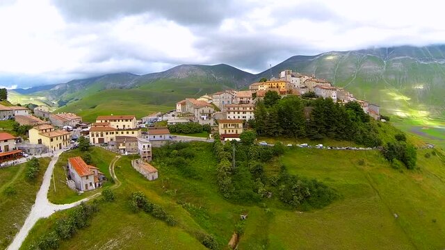 Ripresa aerea di Castelluccio di Norcia prima del terremoto