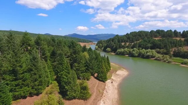 ripresa aerea di un fiume con lago