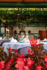 Terrasse de restaurant au bord du lac Léman, cité médiévale d'Yvoire