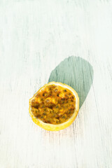 Passion fruit, marakuja żółty tropikalny owoc na jasnym tle, w mocnym świetle.