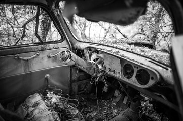 Sveden. Black and White Forest. Der Schrottplatz im Wald in Schweden bei Ryd.