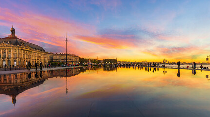 Obraz premium The Bordeaux water mirror, is a shallow body of water, reflecting the Place de la Bourse, as well as the quays of Bordeaux, in Gironde, Nouvelle-Aquitaine, France