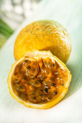 Passion fruit, marakuja żółty tropikalny owoc na jasnym tle, w mocnym świetle.