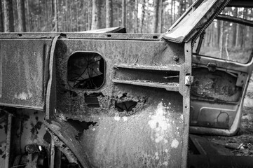 Sveden. Black and White Forest. Der Schrottplatz im Wald in Schweden bei Ryd.