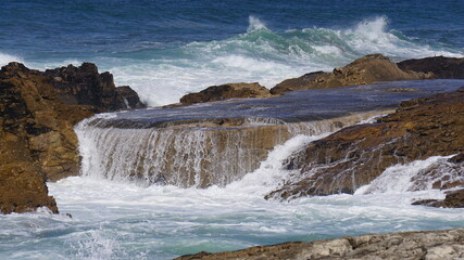 Imagen de olas rompiendo contra el oceano en Portugal