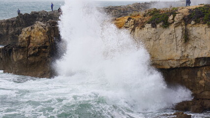Fototapeta na wymiar Imagen de olas rompiendo contra el oceano en Portugal
