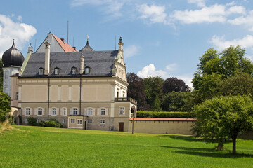 Fototapeta na wymiar das hist. Schloss Maxlrain bei Tuntenhausen in Oberbayern (Seitenansicht)