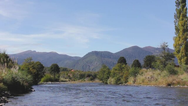 Caut&iacute;n River in Malalcahuello on a sunny day