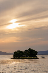 Fototapeta na wymiar 夕日と宍道湖　嫁ヶ島　島根県松江市　 Sunset and Lake Shinji Yomegashima Shimane-ken Matsue city