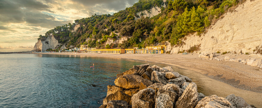 Aussicht ueber den Spiaggia Urbani Strand in Sirolo, Marken, Italien.