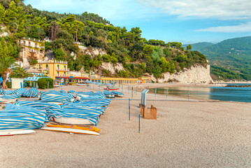 Aussicht ueber den Spiaggia Urbani Strand in Sirolo, Marken, Italien.