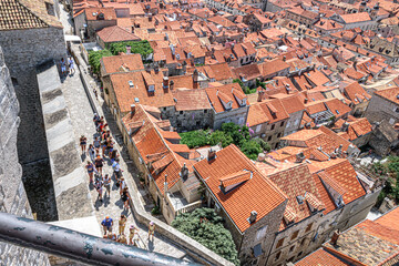 Obraz premium People on the walls of Dubrovnik