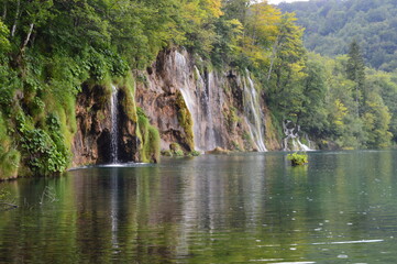 Obraz na płótnie Canvas The beautiful turquoise waters of the Plitvice Lakes National Park in Croatia