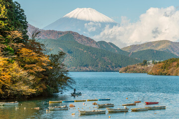 Fischerboote auf dem Lake Ashi (Ashinoko) mit Mt.Fuji im Hintergrund, Hakone, Japan