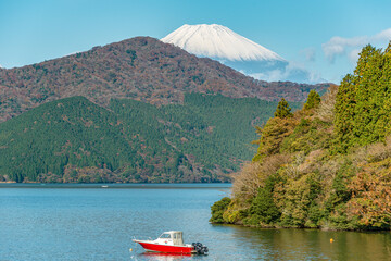 Motorboot auf dem Lake Ashi (Ashinoko) mit Mt.Fuji im Hintergrund, Hakone, Japan