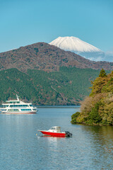 Boot und Ausflugsschiff auf dem Lake Ashi (Ashinoko) mit Mt.Fuji im Hintergrund, Hakone, Japan