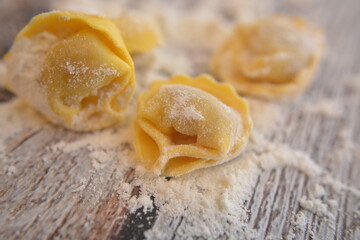 tortellini pasta tradizionale italiana con uova e farina