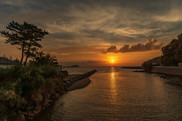 福岡県糸島市深江の海岸と夕日