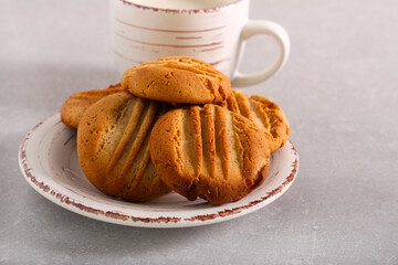 Spicy cinnamon cookies, served