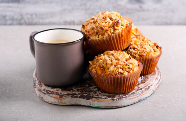Spicy pumpkin cakes with crumble topping