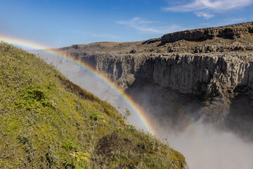 Regenbogen und der Wasserfall Dettifoss in Island