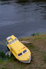 Samotna łódka przy rzece
