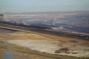 Braunkohle Tagebau Garzweiler. Fossile Energieträger in Deutschland. Erdiges dreckiges Loch in der...