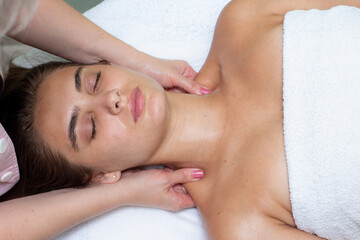 Fototapeta na wymiar wellness massage in the spa salon