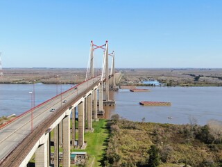 Vista aérea desde un dron de la vía vehicular del puente colgante sobre el río Paraná Guazú.
