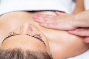 Obraz na płótnie Canvas wellness massage in the spa salon