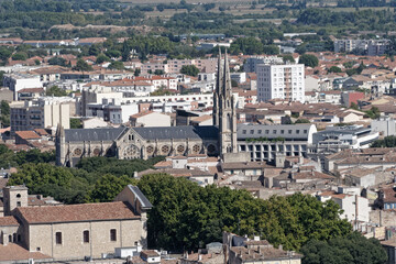 Fototapeta na wymiar Ville de Nîmes et l'église Saint-Baudile vue panoramique de la tour Magne - Gard - France