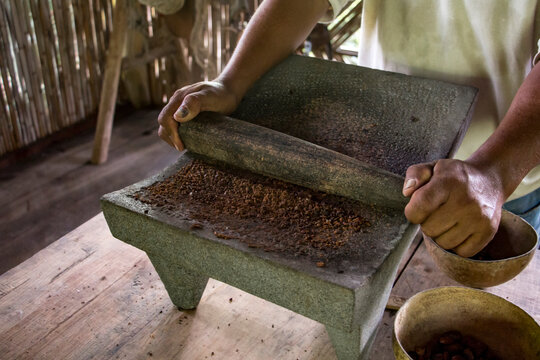 metate cacao molienda hecho a mano chocolate tradicional chiapas oaxaca