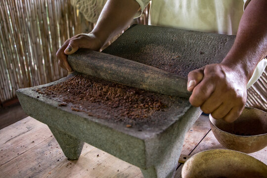 metate cacao molienda hecho a mano chocolate tradicional chiapas oaxaca
