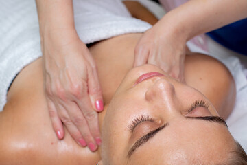 Obraz na płótnie Canvas body massage in the spa salon