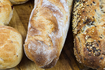 assortiment de pain français sur une planche à découper