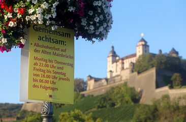 Würzburg als Corona-Hotspot: Alkoholverbot auf der Mainbrücke, Blick auf die Burg