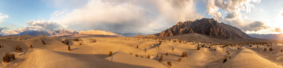 Fototapeta na wymiar Mesquite flats in the death valley desert in sunset light