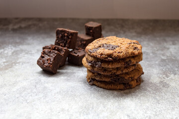 Brownies de chocolate y galletas con chips de chocolate