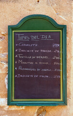 Pizarra con las tapas del día escritas en tiza en un bar español