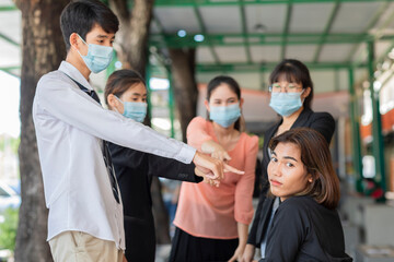 Obraz premium Group of Young asian people wearing a mask and wearing no mask. Coronavirus epidemic protection. Stop pandemic concept.